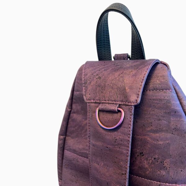 Retro Tec Backsling i aubergine kork og detaljer i rainbow metal