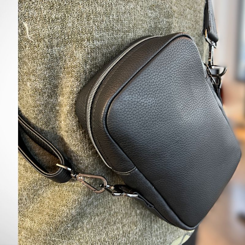 Vinni Sling slingveske fra Veskedesign i svart, bært på ryggen