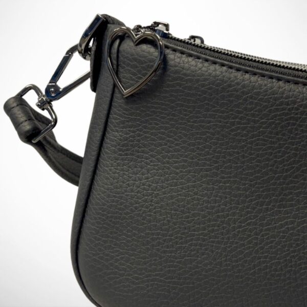 aries crossbody skulderveske i svart detalj